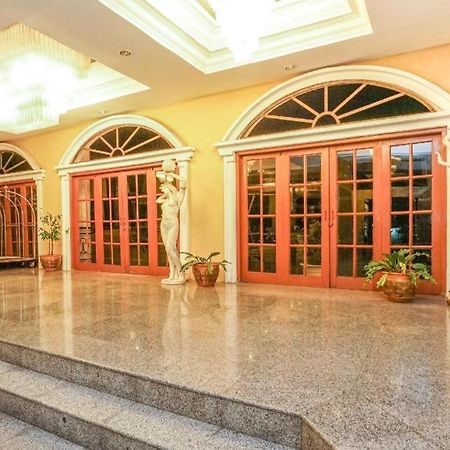 Oyo 395 Tretes Raya Hotel Prigen Екстериор снимка