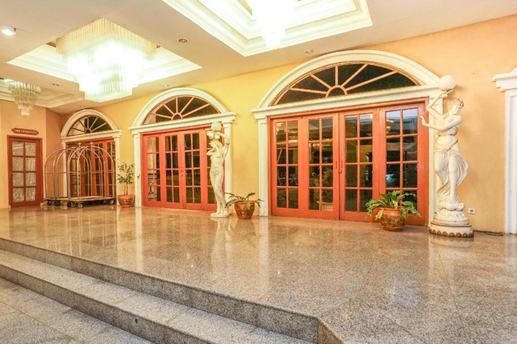Oyo 395 Tretes Raya Hotel Prigen Екстериор снимка