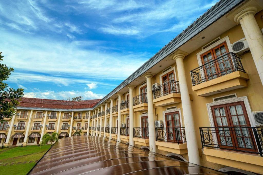 Oyo 395 Tretes Raya Hotel Prigen Екстериор снимка