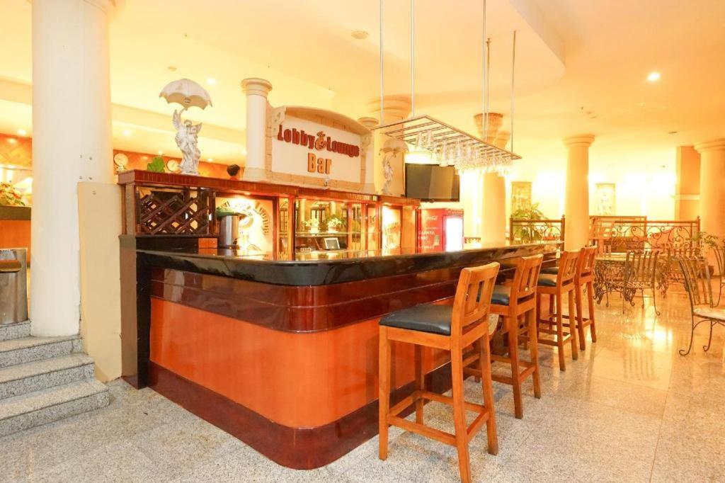 Oyo 395 Tretes Raya Hotel Prigen Екстериор снимка