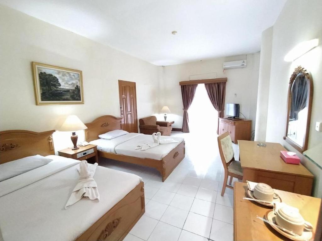 Oyo 395 Tretes Raya Hotel Prigen Екстериор снимка