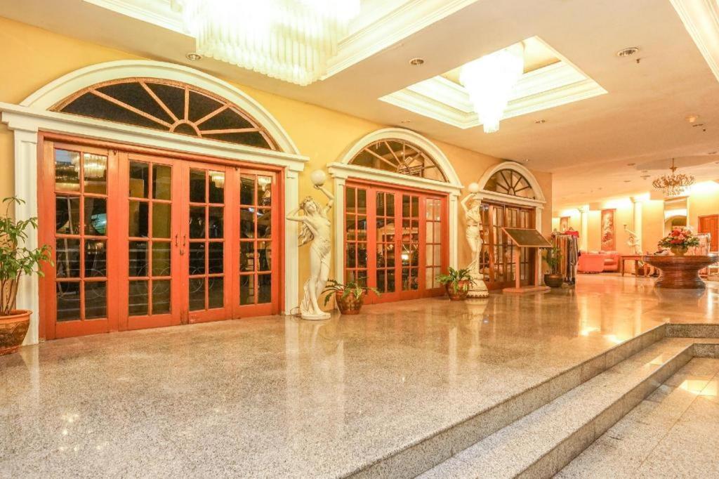 Oyo 395 Tretes Raya Hotel Prigen Екстериор снимка