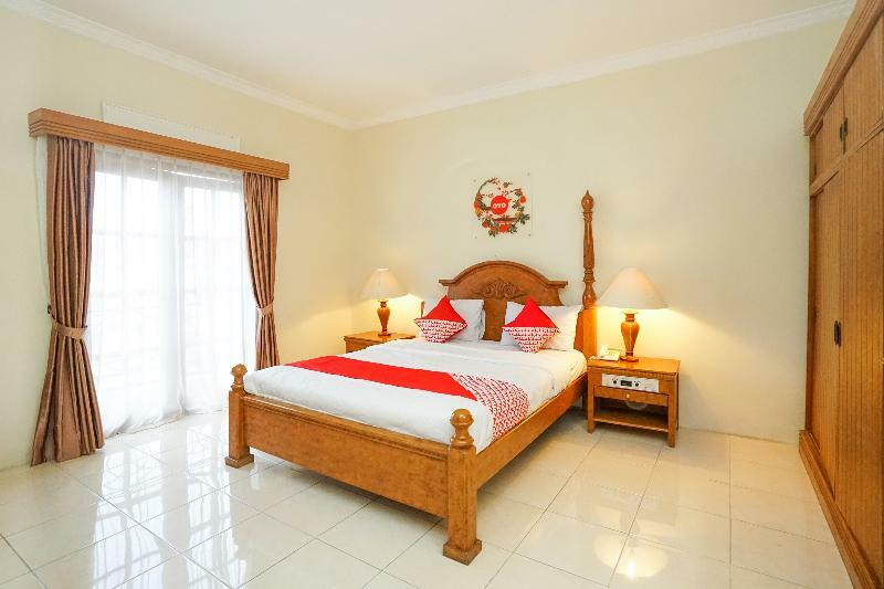 Oyo 395 Tretes Raya Hotel Prigen Екстериор снимка