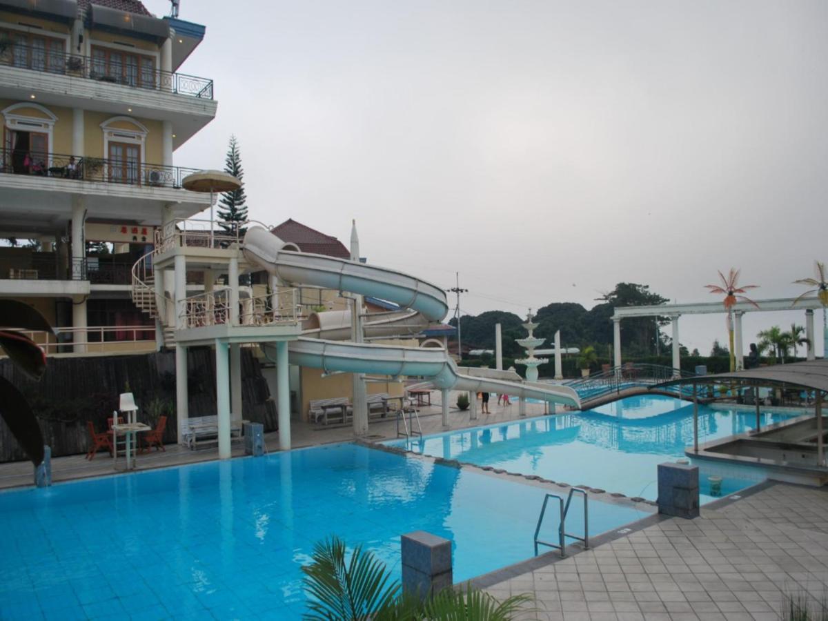 Oyo 395 Tretes Raya Hotel Prigen Екстериор снимка